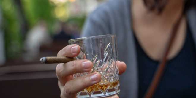 Κάπνισμα, διαζύγιο και αλκοόλ η πρώτη… «τριάδα» του πρόωρου ...
